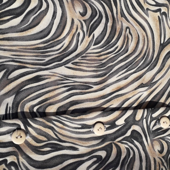 T.R. Bentley Polyester Animal Print Button Up Shirt, Size L - Picture 7 of 10